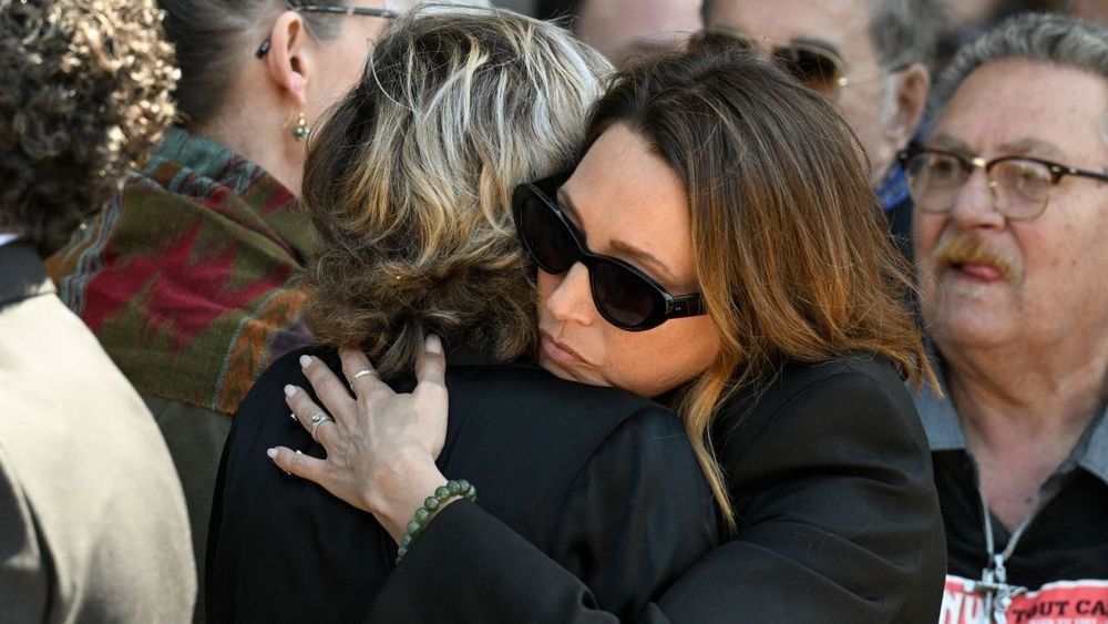 Ce geste déchirant de Laura Smet aux obsèques de Nathalie Baye : "Ça traduit évidemment la…"