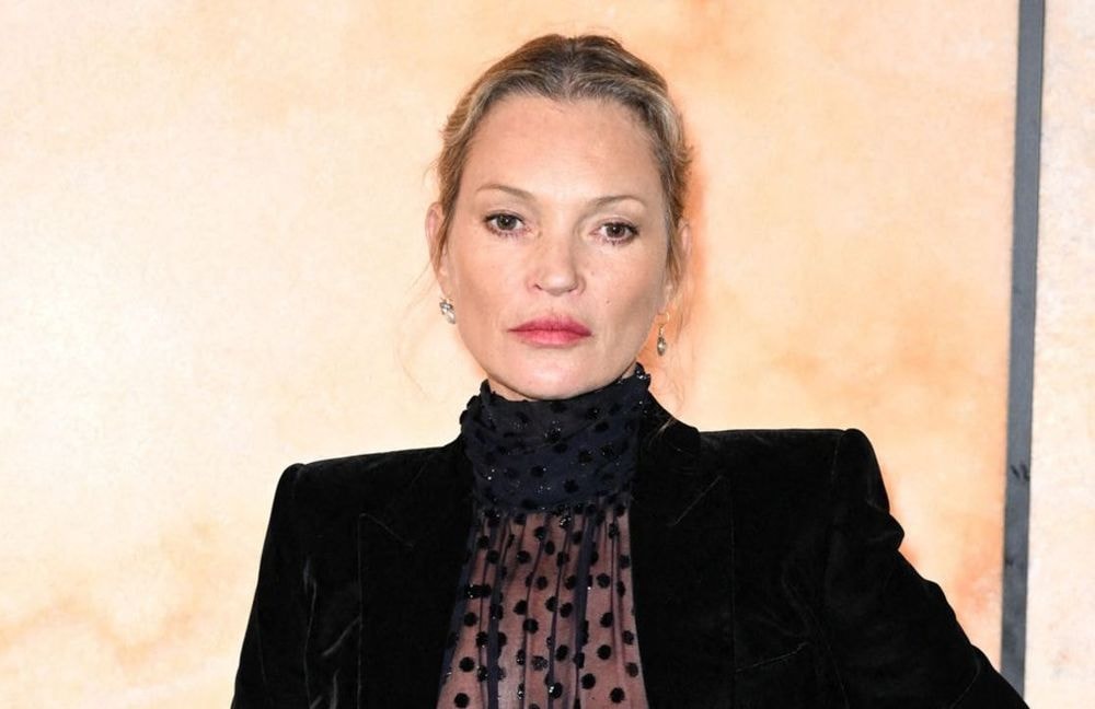 Chez Saint Laurent, Kate Moss opte pour la nuance de rouge à lèvres phare de la saison