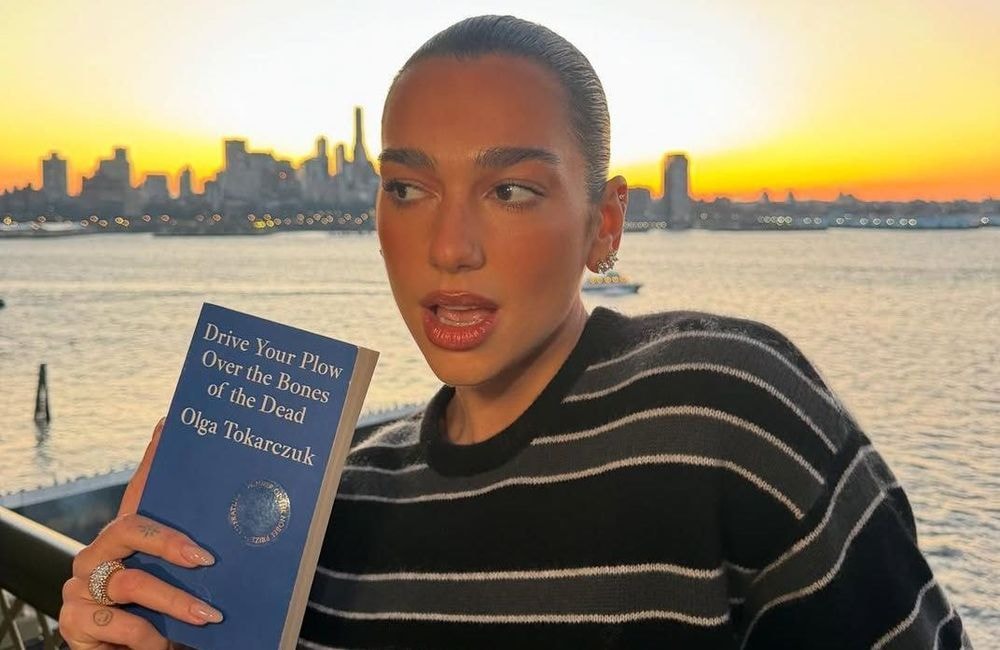 Si vous traversez une crise existentielle, Dua Lipa vous conseille ces lectures