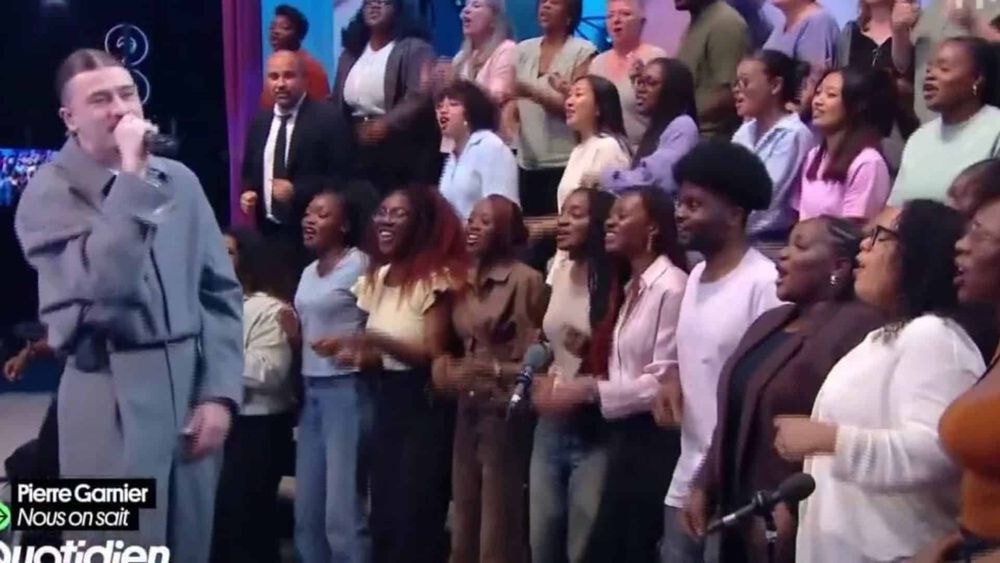 Pierre Garnier : les choristes qui l’entouraient dans Quotidien profèrent de graves accusations !