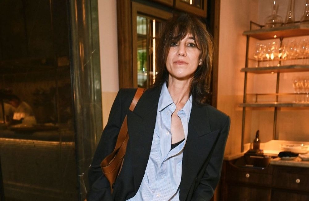 Chemise, jean droit, blazer : le trio chic à la française que Charlotte Gainsbourg maîtrise à la perfection