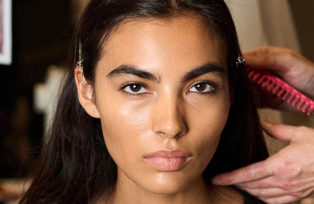 Un célèbre maquilleur dévoile sa technique pour afficher un teint ultra glowy