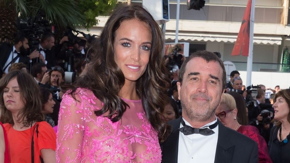 Décolleté XXL pour Jade Lagardère (35 ans) dans un bikini qui fait grimper la température, difficile de détourner le regard