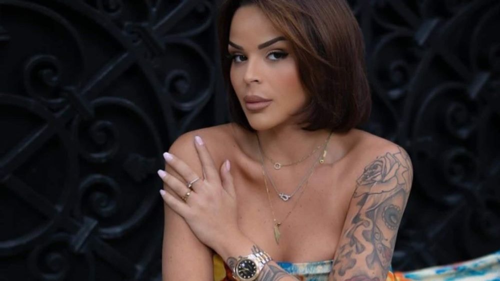 Sarah Fraisou : amoureuse, elle officialise avec son nouveau chéri !