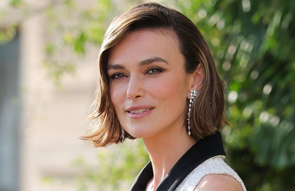 Déjà adoptée par Keira Knightley, cette façon de porter le carré va vous séduire