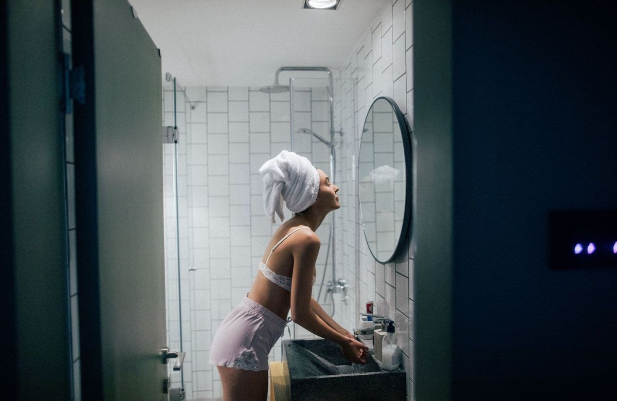 Cette habitude sous la douche pourrait accentuer vos taches brunes