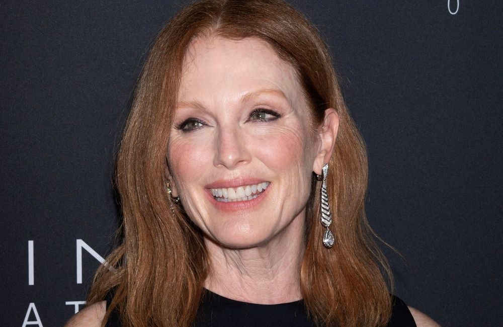 Julianne Moore, 64 ans, s’affiche sans maquillage et dévoile un teint naturellement lumineux