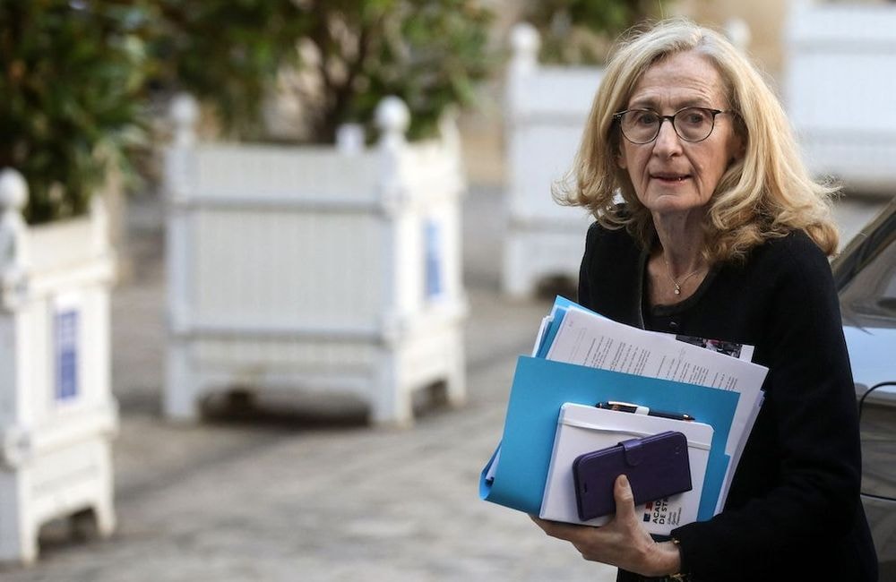 Déposer son téléphone portable à l'entrée du collège ? Les annonces de Nicole Belloubet