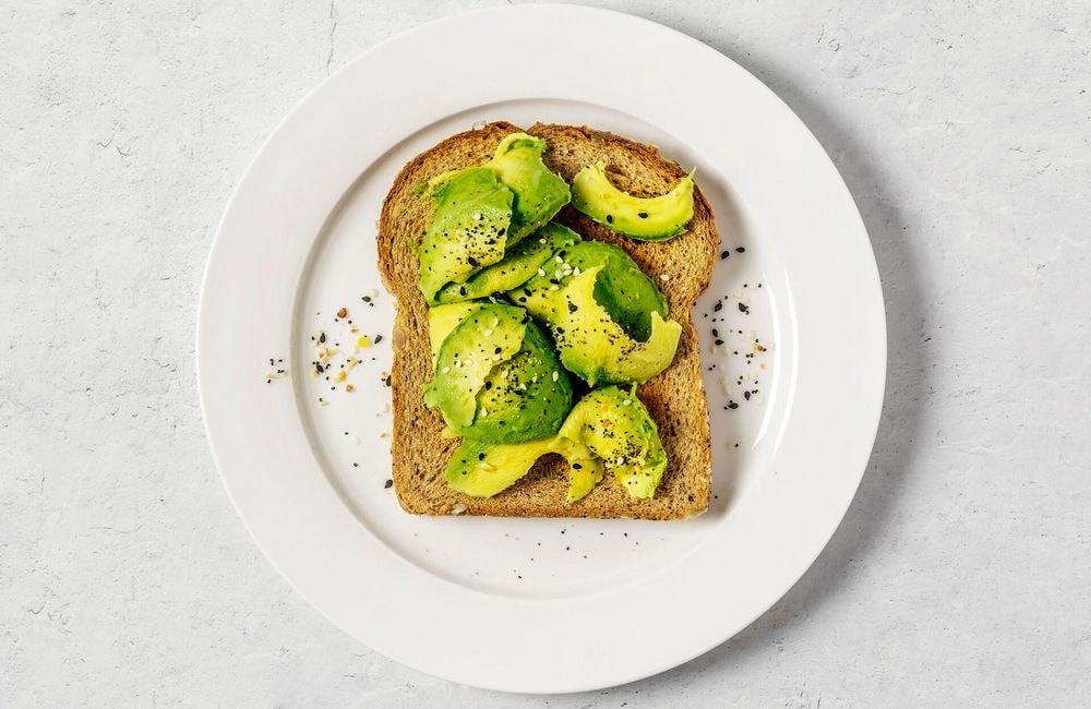 Est-ce vraiment sain de manger des toasts à l'avocat tous les jours ?