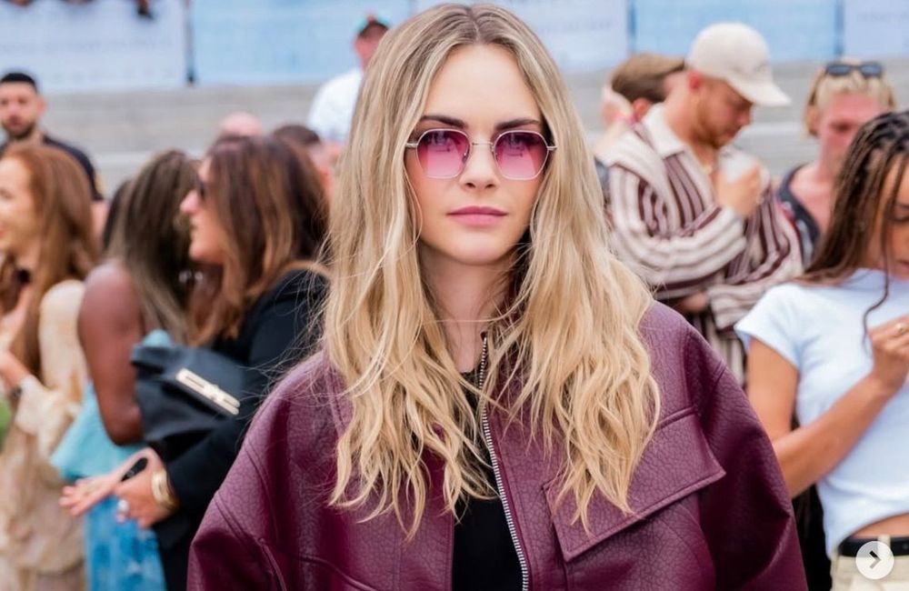 À Londres, c’est la rentrée pour Cara Delevingne qui voit la vie en bordeaux, velours et cuir