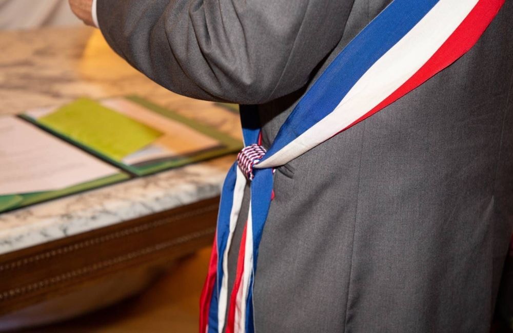 Un maire mis en examen pour viol défendu aux frais des contribuables