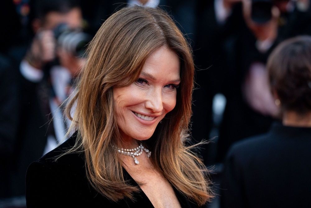 Carla Bruni (58 ans) hypnotique en bikini : tripotée à la plage par Nicolas Sarkozy, l'ex-Première dame enflamme la Toile