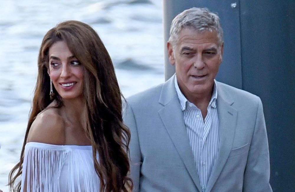 Amal Clooney ressuscite le glamour des années 1920 dans une robe clapet ultra chic