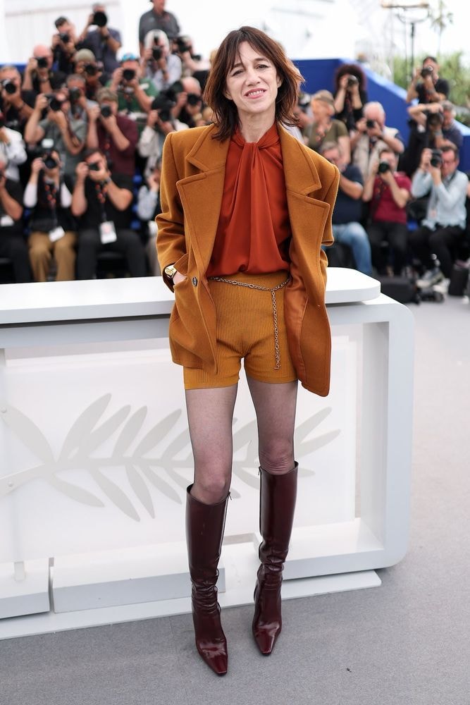 Festival de Cannes 2026 : Charlotte Gainsbourg ose le mini-short et les bottes en cuir