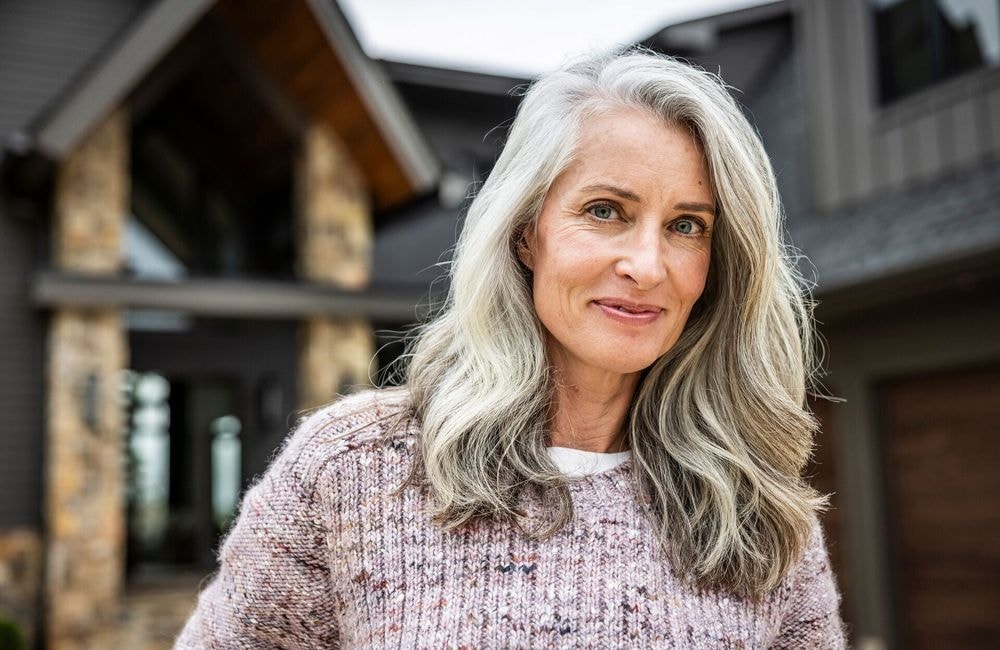 Qu'est-ce que le « Grey Blending », cette technique de coloration virale qui permet d'assumer ses cheveux gris sans effet racine ?