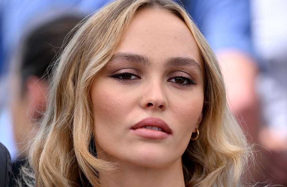 Lily-Rose Depp adopte le blond le plus flatteur de la saison
