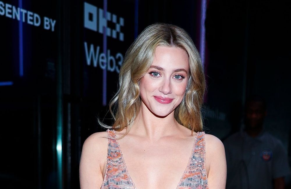 La star de Riverdale Lili Reinhart franchit une nouvelle étape face à l’alopécie
