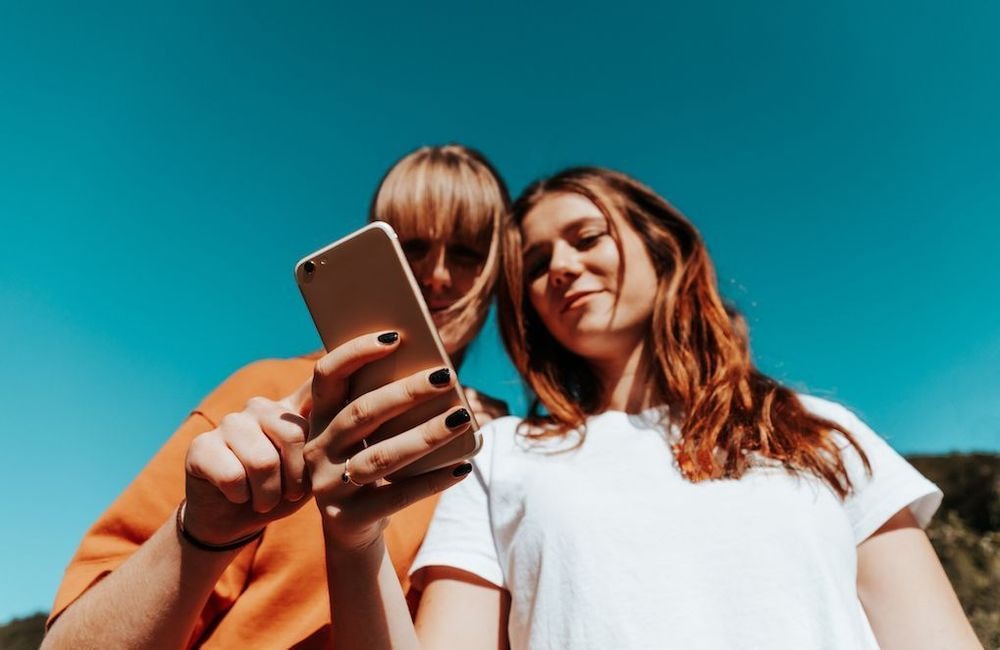 Jalousie, possessivité : comment les réseaux sociaux affectent les relations amicales