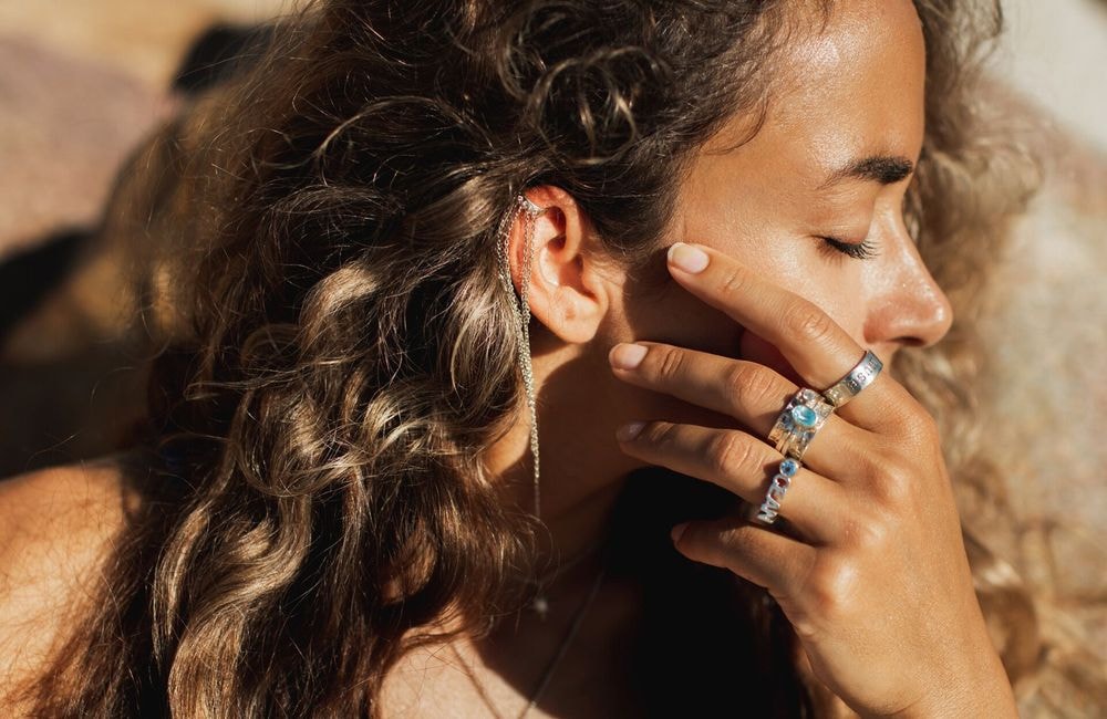 L'astuce d'une experte pour protéger ses boucles avant la plage ou la piscine
