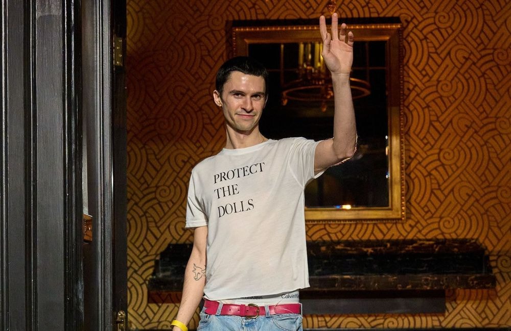 « Protect the Dolls » : pourquoi tout le monde parle de ce tee-shirt à message ?