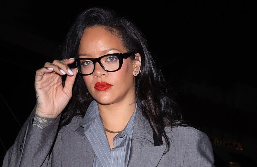 Le carré lisse de Rihanna : la coupe parfaite pour accueillir le printemps