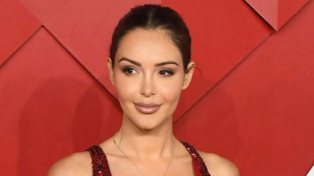 "Que c'est moche" : Nabilla dévoile fièrement sa décoration de Noël, les internautes détestent, regardez !
