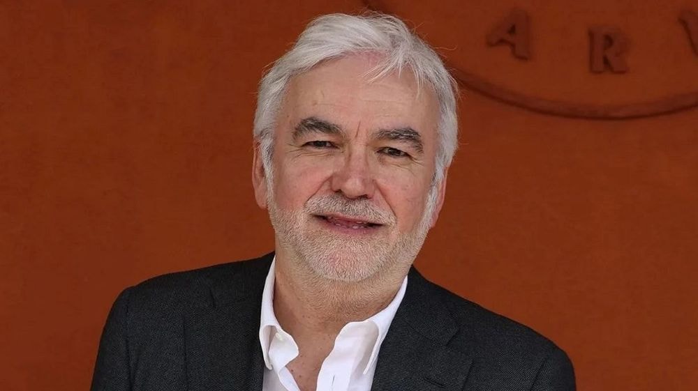Pascal Praud s'emporte contre le voile dans le sport et dénonce un « grignotage d'une religion ». Sur Europe 1, l'animateur a défendu une position tranchée face aux appels à l'apaisement.