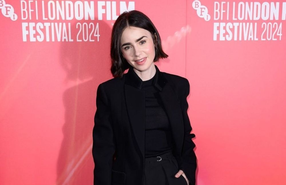 Lily Collins se confie sur sa première au théâtre pour la pièce « Barcelona »