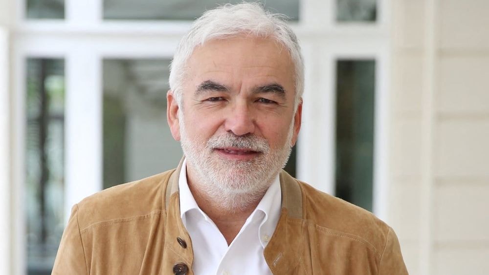 Hors de lui, Pascal Praud s'indigne face à Macron : "Il rêve de fermer CNews"