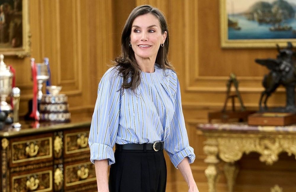 En chemisier rayé, Letizia d’Espagne signe le look de bureau parfait pour le printemps