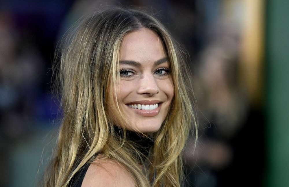 Margot Robbie adopte le « skant », la pièce hybride qui affole les podiums