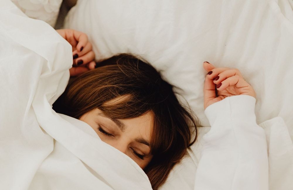 Se tenir debout 10 minutes sur du gros sel : ce phénomène TikTok promet-il vraiment de mieux dormir ?