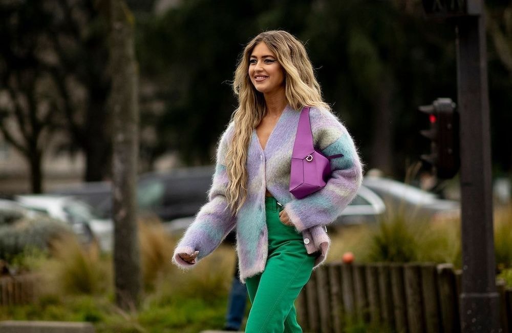 Cette façon de porter le cardigan est la plus tendance de l'automne