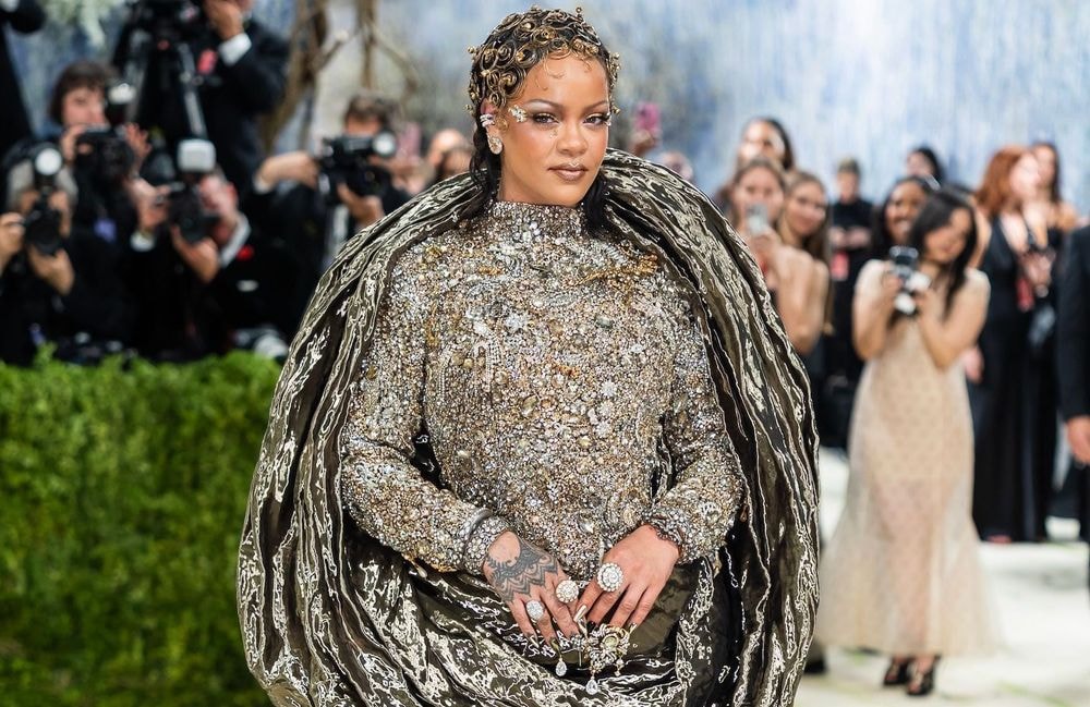 Rihanna clôture le tapis rouge du Met Gala en robe sculpturale