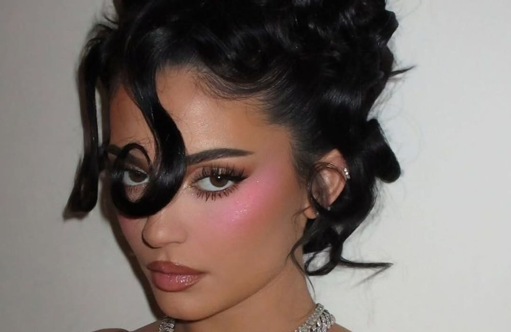Qu’est-ce que le « maquillage soufflé », cette tendance d'hiver aussi douce que nos pulls en velours