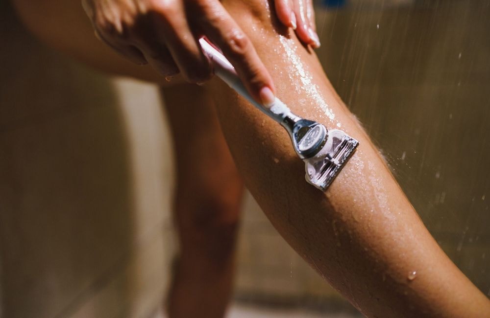 Pourquoi il ne faut pas laisser son rasoir sous la douche ?