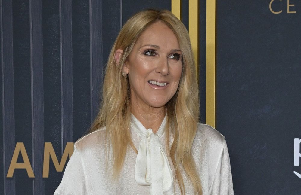 Céline Dion resplendit en blanc à l’avant-première de son documentaire