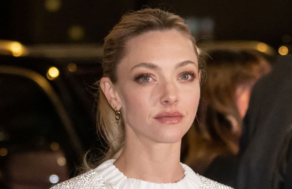 En vidéo, Amanda Seyfried se dévoile au naturel et parle sans tabou de son eczéma
