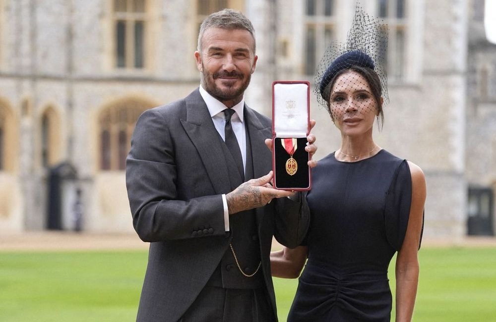 David Beckham anobli par Charles III : Victoria Beckham remet au goût du jour cet accessoire royal