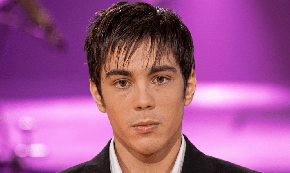 Grégory Lemarchal : On sait avec qui le chanteur était en couple avant Karine Ferri !