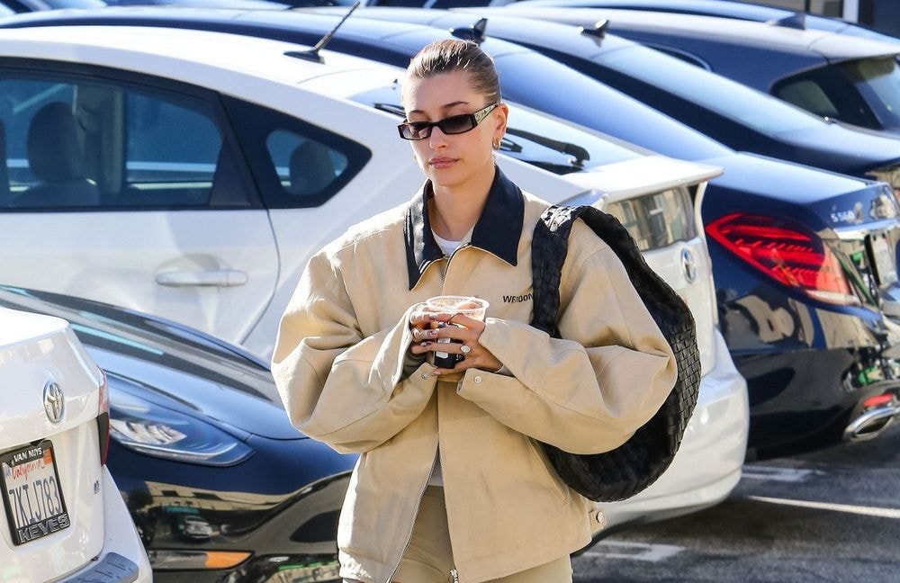 Hailey Bieber prouve que la barn jacket est la veste incontournable de 2025