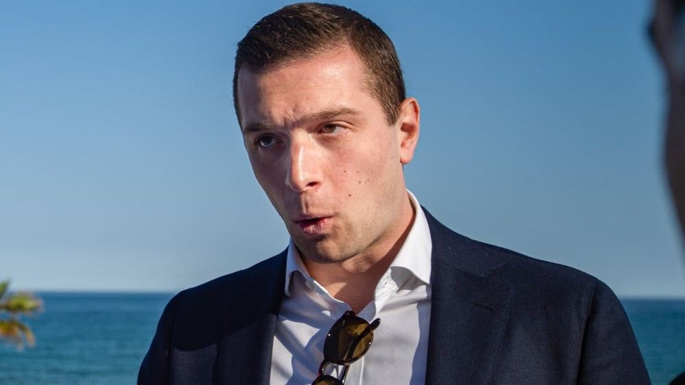 Jordan Bardella éméché après sa démission, il enchaîne les verres : "Il a une bonne descente"