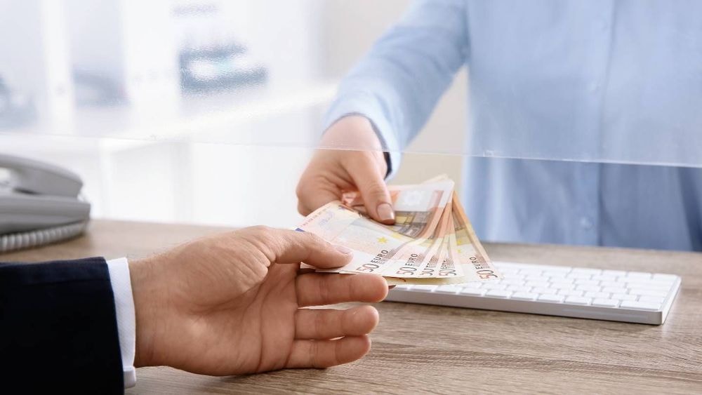 Compte pro : dans quelles banques peut-on déposer des espèces gratuitement ?