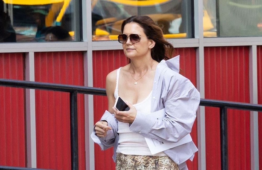 Jupe longue et ballerines rouges, le look chic et décontracté de Katie Holmes