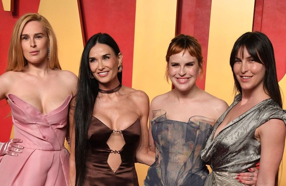Les épaules dénudées de Demi Moore et ses filles aux Oscars : un parti pris stylistique à la loupe