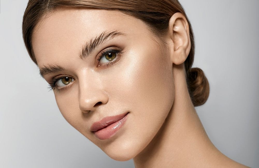 En seulement 3 mois, ce gloss promet de booster l’hydratation de 80% et le volume de 40%