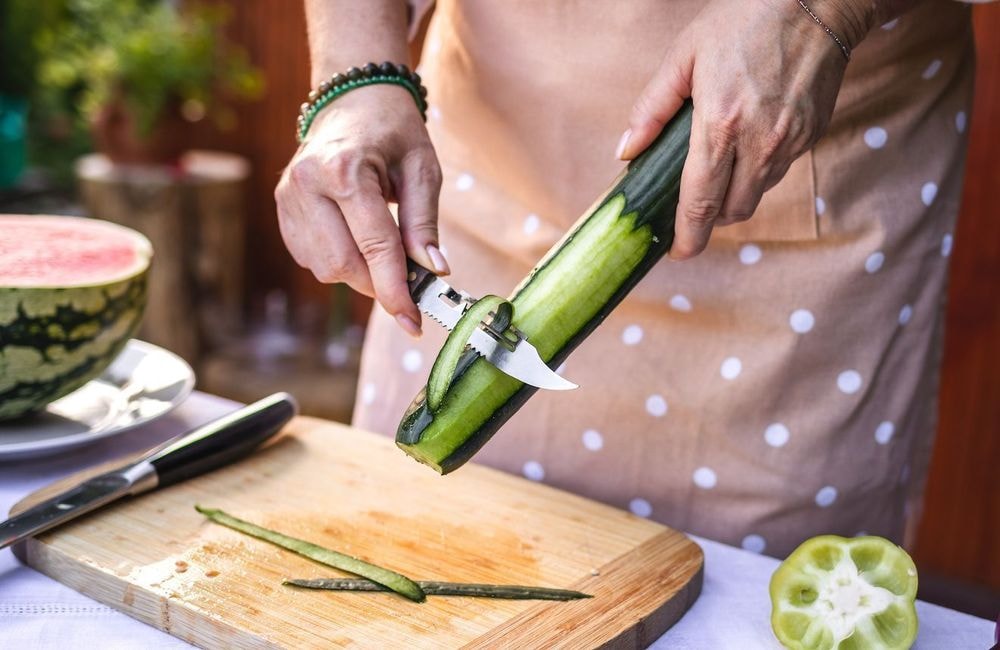 Voici comment réutiliser la peau du concombre dans une boisson détox