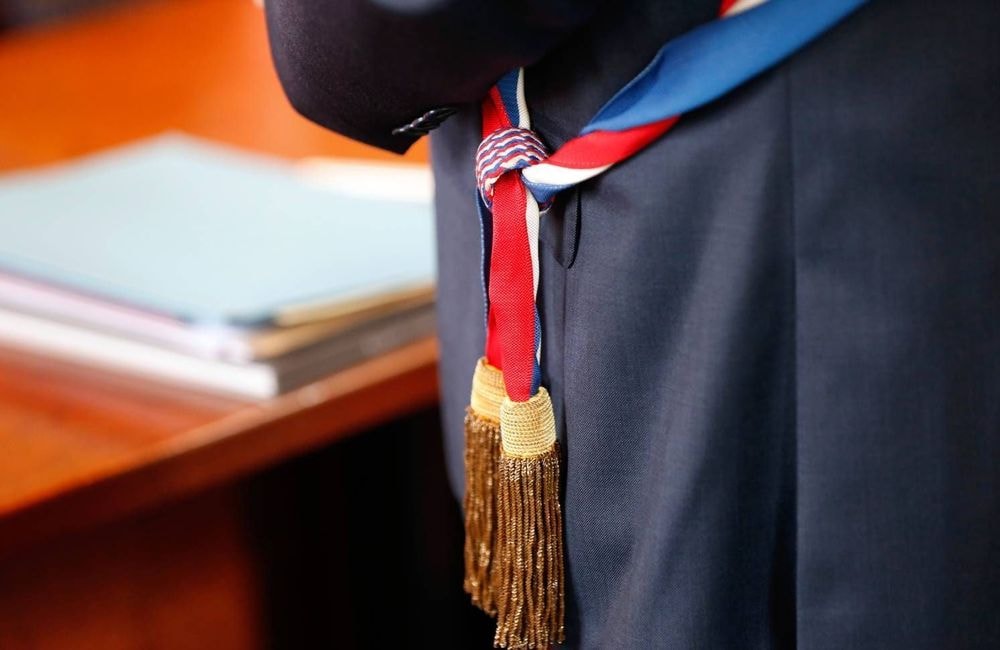 Mis en examen pour viols et interdit de se rendre sur sa commune, un maire préside malgré tout son conseil municipal