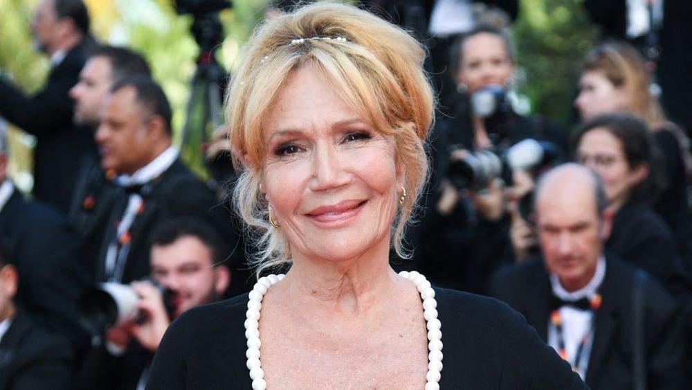 Clémentine Célarié (68 ans) : "Elle me caressait les cuisses", révélations sur ces attouchements subis à 12 ans par une religieuse