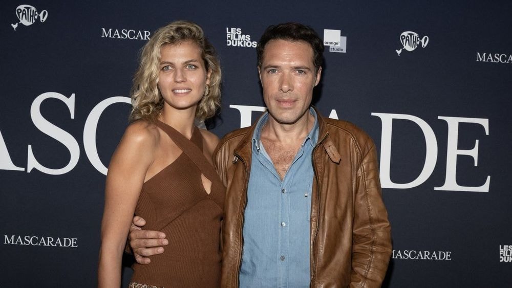 Nicolas Bedos en froid avec Doria Tillier ? Il dément les propos de Léa Salamé et rétablit la vérité